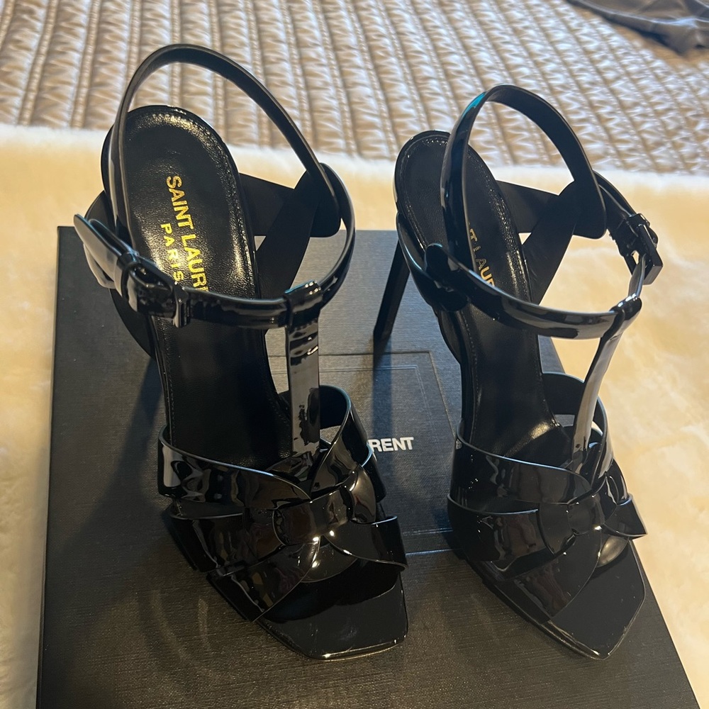 Tribute sandal in patent leather